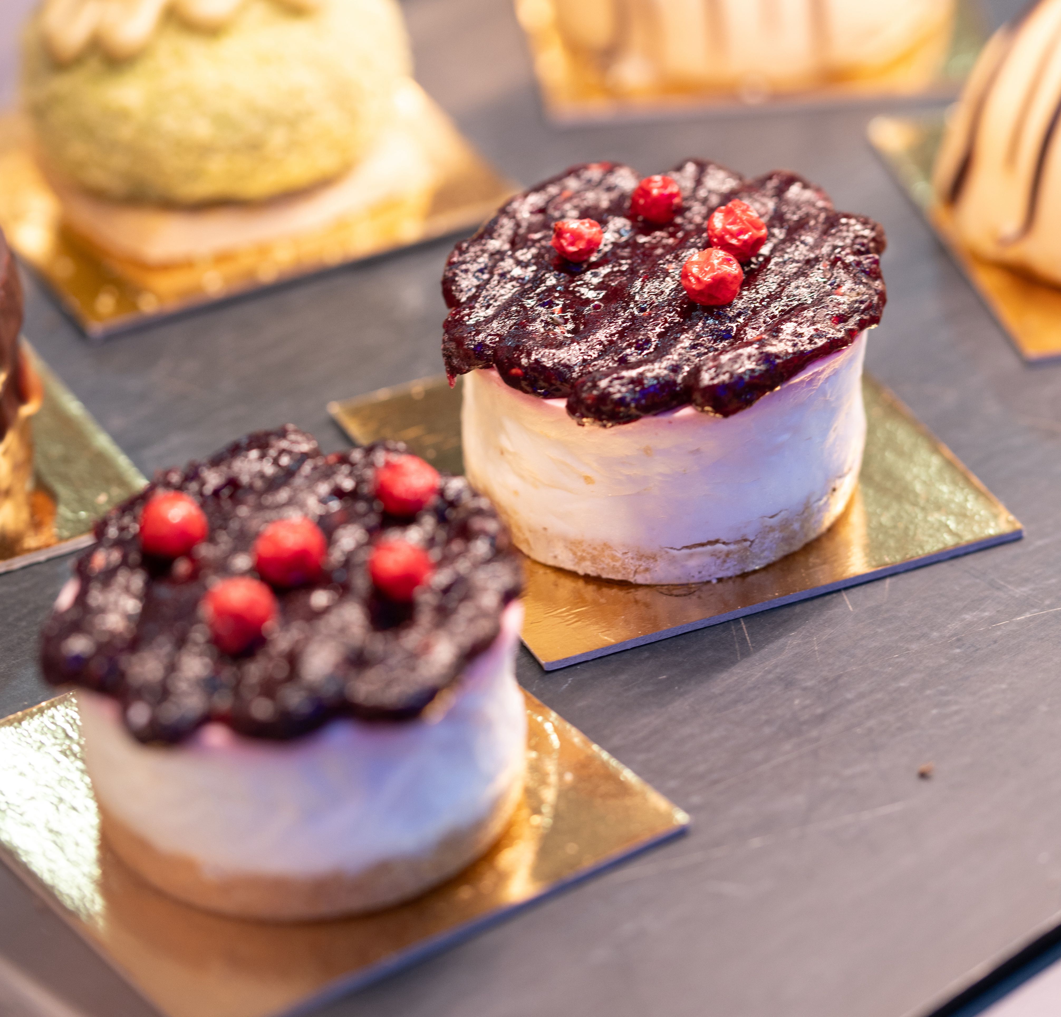 Dolci della casa con frutti di bosco